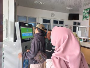Pasien Puskesmas Riau Silip sedang mendaftar antrian melalui Mesin KIOSK Infokes 